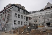 Budowa szkoły w Kazimierzu.W tle istotne odstępstwo od projektu