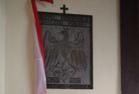 Tablica upamiętniająca 1050 rocznicę Chrztu Polski