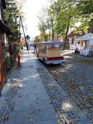 Na ulicy Nadwiślańskiej w Kazimierzu Dolnym  staną meleksy
