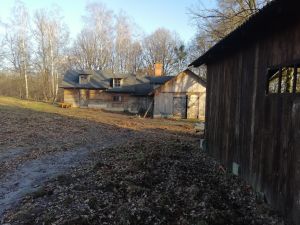 widok na zabudowania gospodarcze na tyłach Folwarku Walencja. fot. J.K.