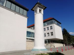 Kapliczka przy szkole