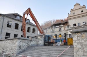 A w Kazimierzu macewami wybrukowano drogi