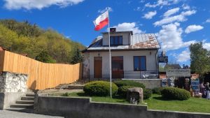 Zniszczyli maszt flagowy przy kamieniu "Zapory", flagę zbezcześcili, to wszystko  w Kazimierzu Dolnym