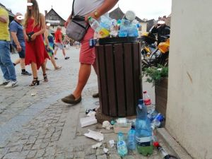 Kazimierz Dolny tonie w śmieciach