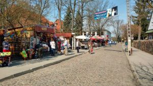 Handel na ulicy Nadwiślańskiej w Kazimierzu Dolnym
